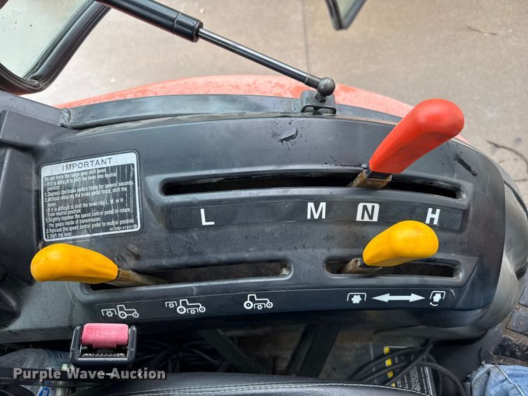 image for item DZ8951 2013 Kubota B3350 MFWD tractor