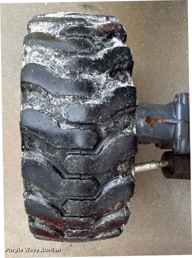 image for item DZ8951 2013 Kubota B3350 MFWD tractor