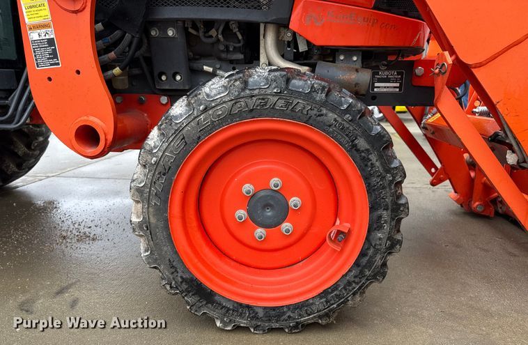 image for item DZ8951 2013 Kubota B3350 MFWD tractor