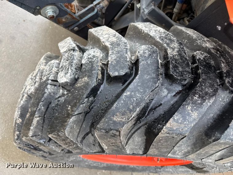 image for item DZ8951 2013 Kubota B3350 MFWD tractor