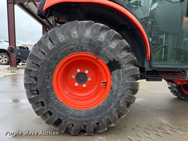 image for item DZ8951 2013 Kubota B3350 MFWD tractor