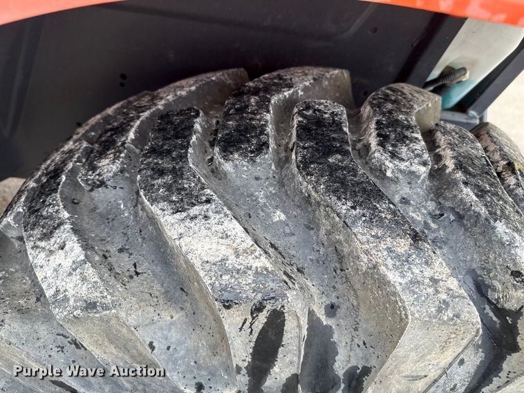 image for item DZ8951 2013 Kubota B3350 MFWD tractor