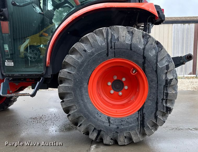 image for item DZ8951 2013 Kubota B3350 MFWD tractor