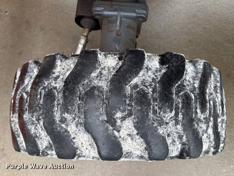 image for item DZ8951 2013 Kubota B3350 MFWD tractor