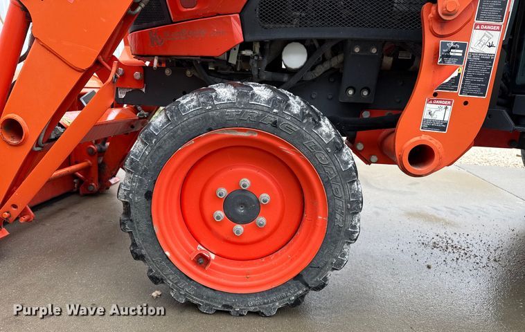 image for item DZ8951 2013 Kubota B3350 MFWD tractor