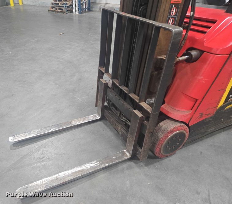 image for item EB1020 Raymond 425-C40QM forklift