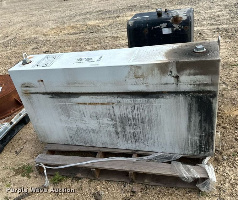 image for item EB2943 (2) fuel tanks