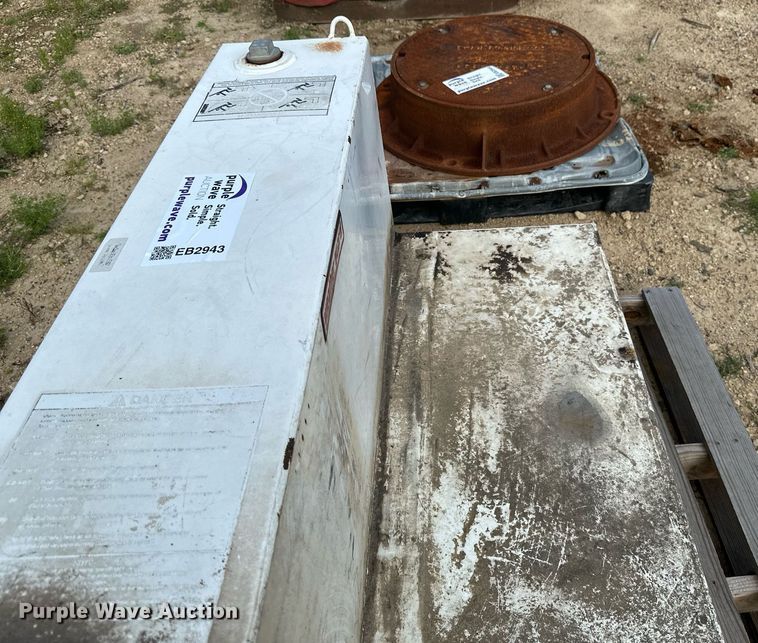 image for item EB2943 (2) fuel tanks