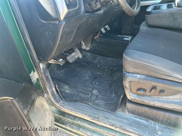 image for item EB2974 2016 Chevrolet Silverado 2500HD Double Cab pickup truck