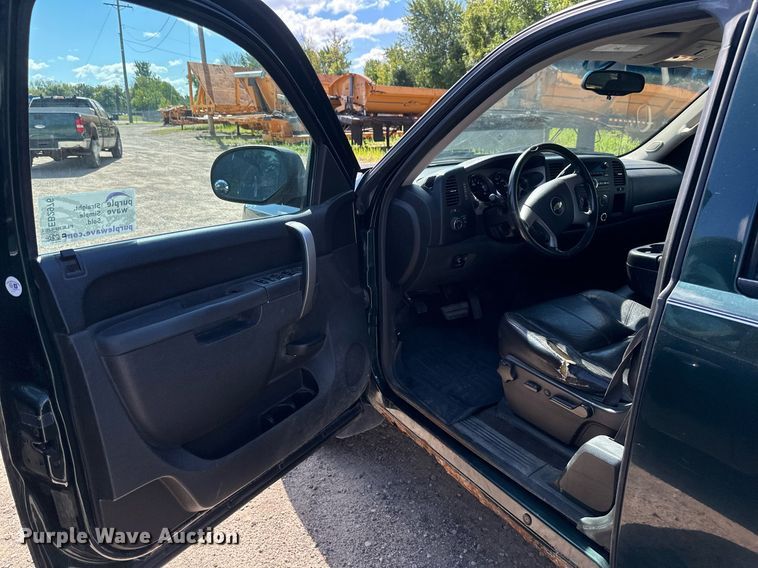 image for item EB2976 2013 Chevrolet Silverado 1500 Ext. Cab pickup truck