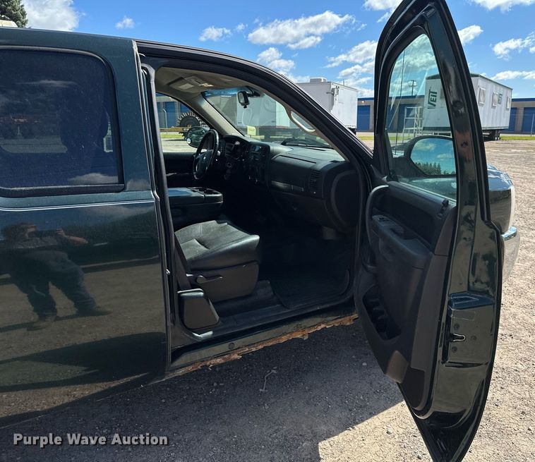 image for item EB2976 2013 Chevrolet Silverado 1500 Ext. Cab pickup truck