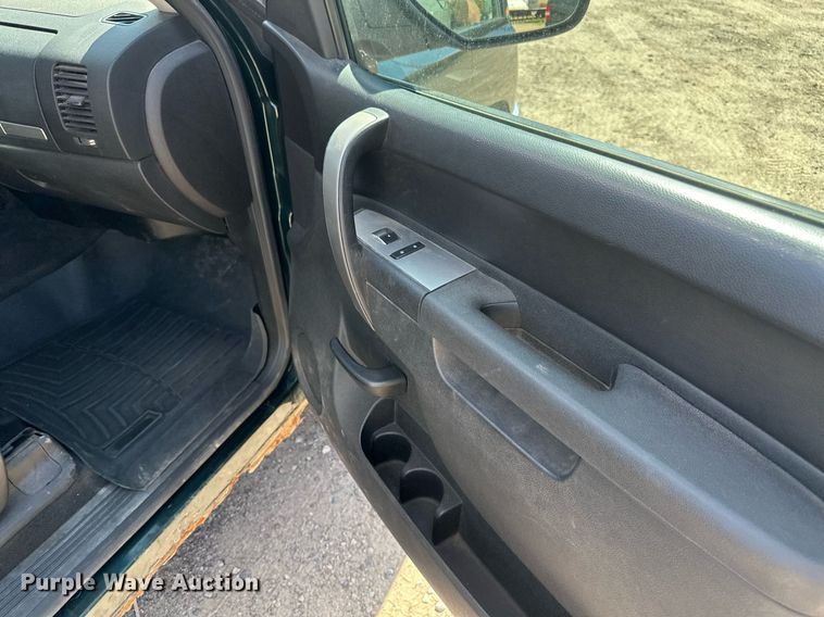 image for item EB2976 2013 Chevrolet Silverado 1500 Ext. Cab pickup truck