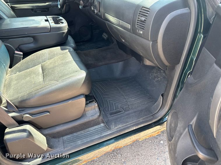 image for item EB2976 2013 Chevrolet Silverado 1500 Ext. Cab pickup truck