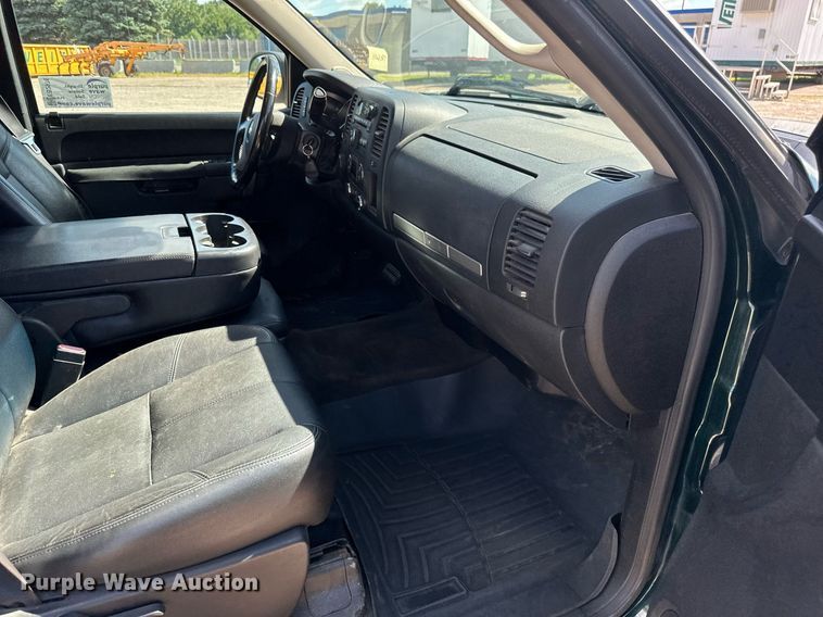 image for item EB2976 2013 Chevrolet Silverado 1500 Ext. Cab pickup truck