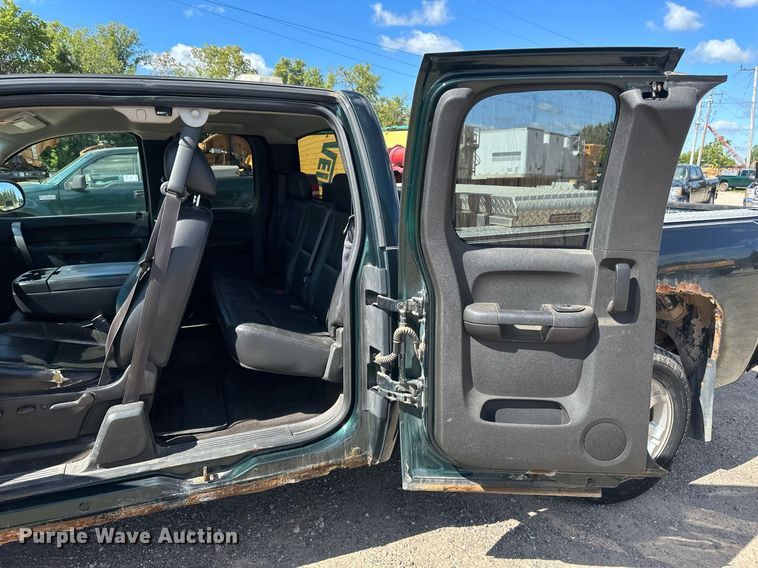 image for item EB2976 2013 Chevrolet Silverado 1500 Ext. Cab pickup truck