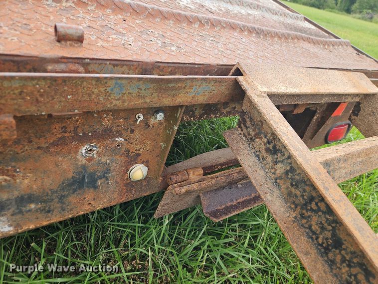 image for item EB8256 2000 Hillsboro Industries 300 equipment trailer