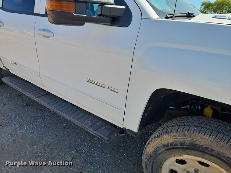 image for item EB8266 2017 Chevrolet Silverado 2500HD Crew Cab pickup truck