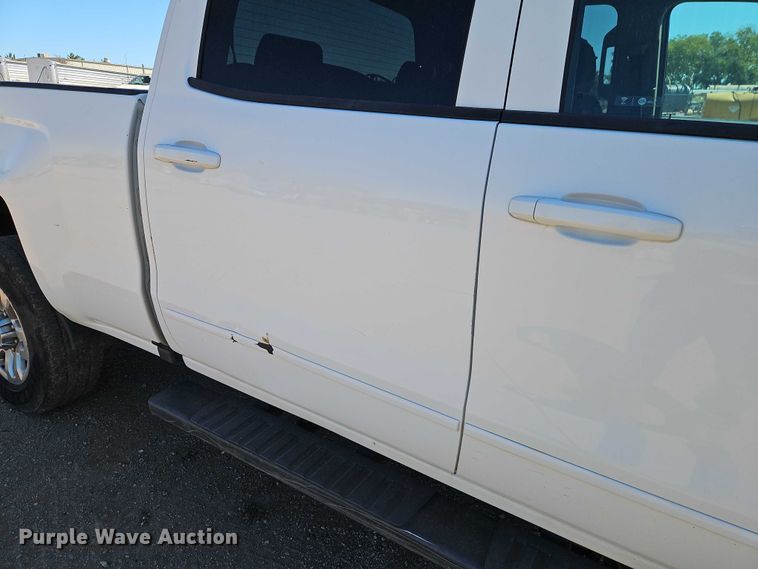 image for item EB8266 2017 Chevrolet Silverado 2500HD Crew Cab pickup truck