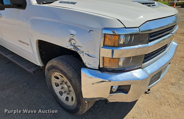 image for item EB8266 2017 Chevrolet Silverado 2500HD Crew Cab pickup truck