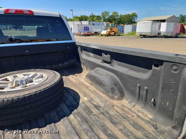 image for item EB8266 2017 Chevrolet Silverado 2500HD Crew Cab pickup truck