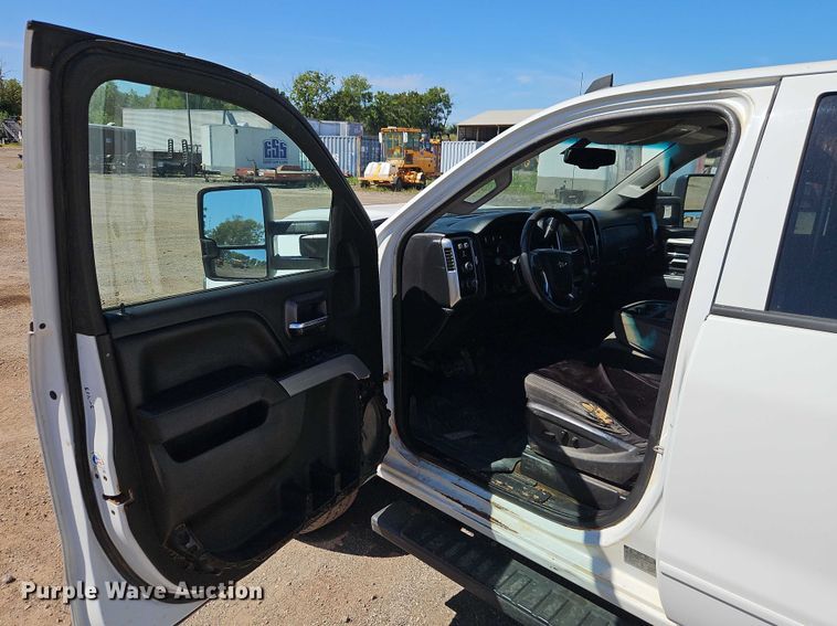 image for item EB8266 2017 Chevrolet Silverado 2500HD Crew Cab pickup truck