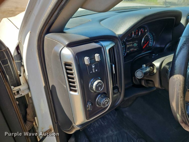 image for item EB8266 2017 Chevrolet Silverado 2500HD Crew Cab pickup truck