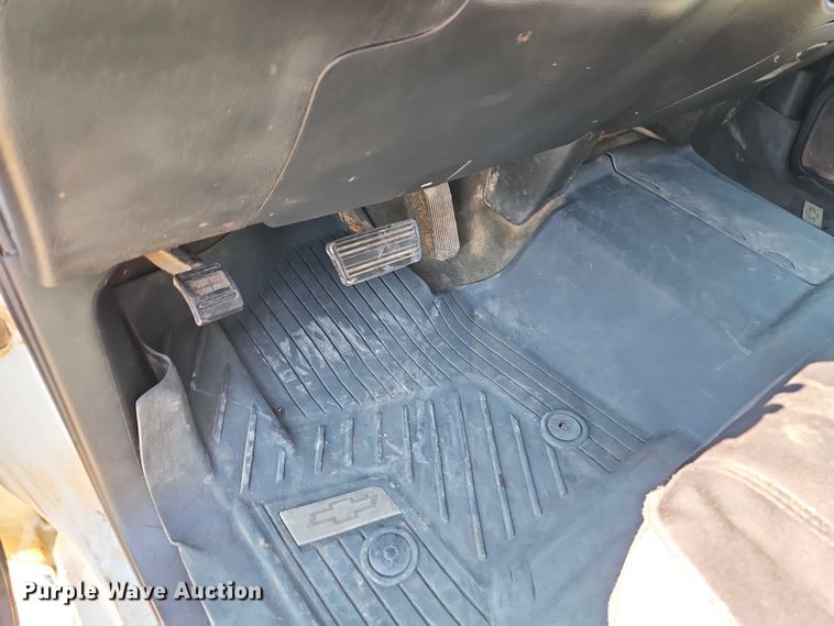 image for item EB8266 2017 Chevrolet Silverado 2500HD Crew Cab pickup truck