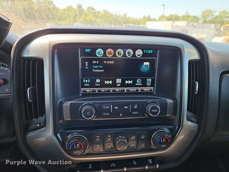 image for item EB8266 2017 Chevrolet Silverado 2500HD Crew Cab pickup truck