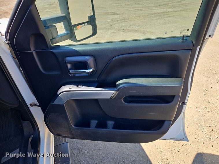 image for item EB8266 2017 Chevrolet Silverado 2500HD Crew Cab pickup truck