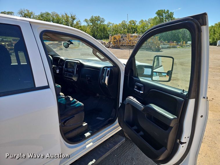 image for item EB8266 2017 Chevrolet Silverado 2500HD Crew Cab pickup truck