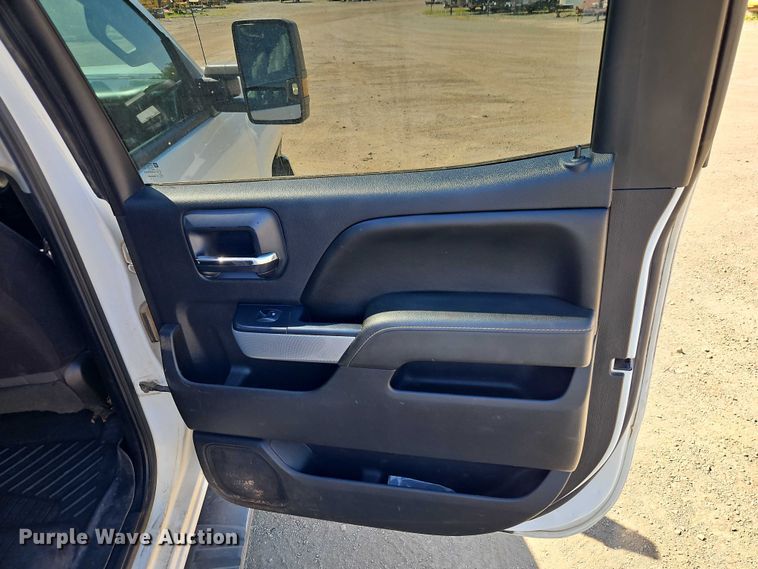 image for item EB8266 2017 Chevrolet Silverado 2500HD Crew Cab pickup truck