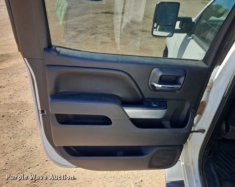 image for item EB8266 2017 Chevrolet Silverado 2500HD Crew Cab pickup truck