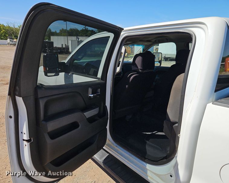 image for item EB8266 2017 Chevrolet Silverado 2500HD Crew Cab pickup truck