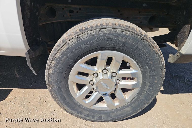 image for item EB8266 2017 Chevrolet Silverado 2500HD Crew Cab pickup truck