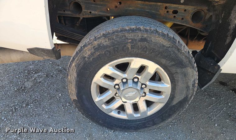 image for item EB8266 2017 Chevrolet Silverado 2500HD Crew Cab pickup truck