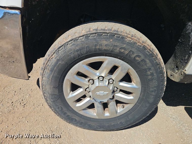 image for item EB8266 2017 Chevrolet Silverado 2500HD Crew Cab pickup truck