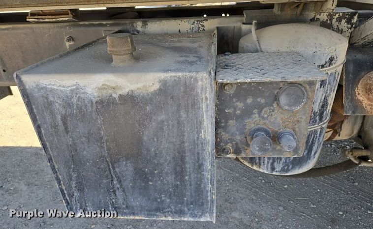 image for item EC1116 1995 International 4900 rollback truck