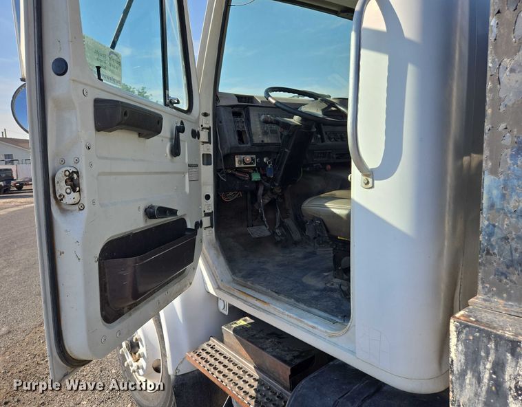 image for item EC1116 1995 International 4900 rollback truck