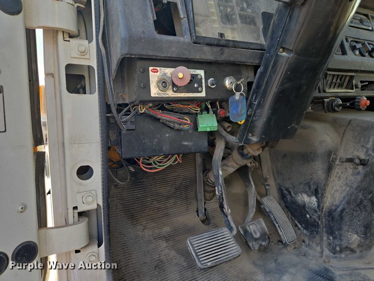 image for item EC1116 1995 International 4900 rollback truck