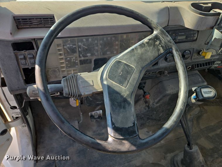 image for item EC1116 1995 International 4900 rollback truck