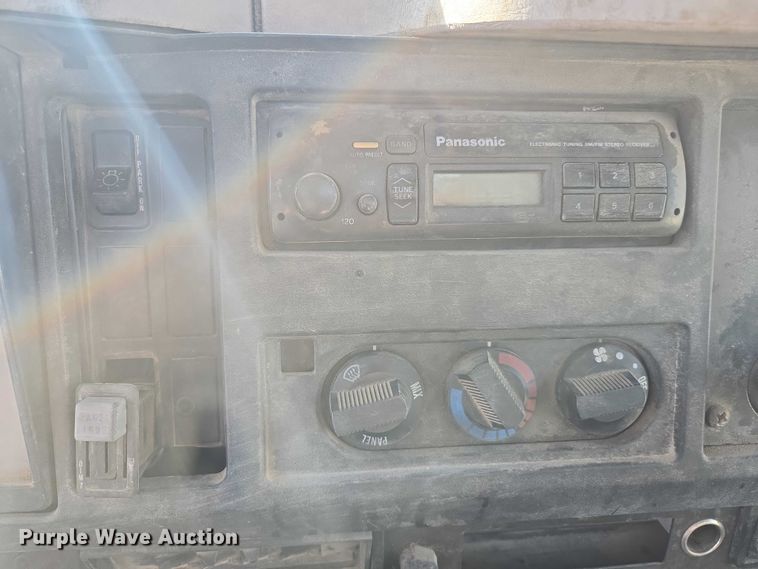 image for item EC1116 1995 International 4900 rollback truck