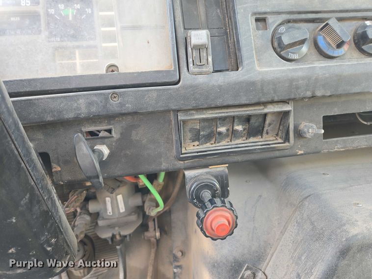 image for item EC1116 1995 International 4900 rollback truck