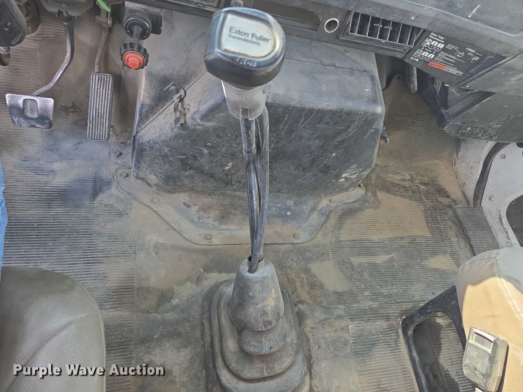 image for item EC1116 1995 International 4900 rollback truck