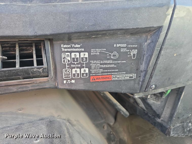 image for item EC1116 1995 International 4900 rollback truck