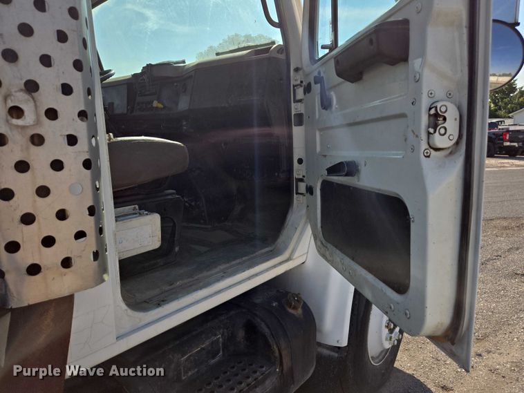 image for item EC1116 1995 International 4900 rollback truck