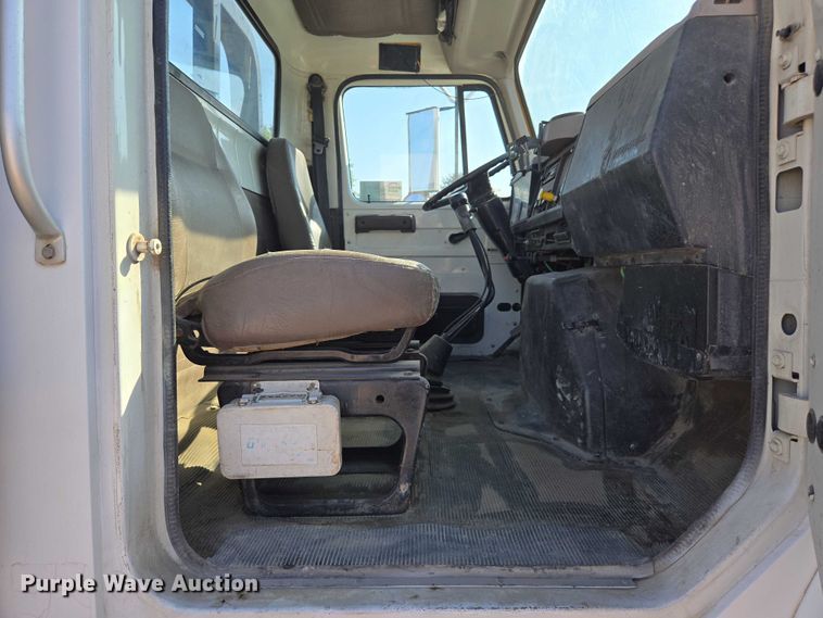 image for item EC1116 1995 International 4900 rollback truck