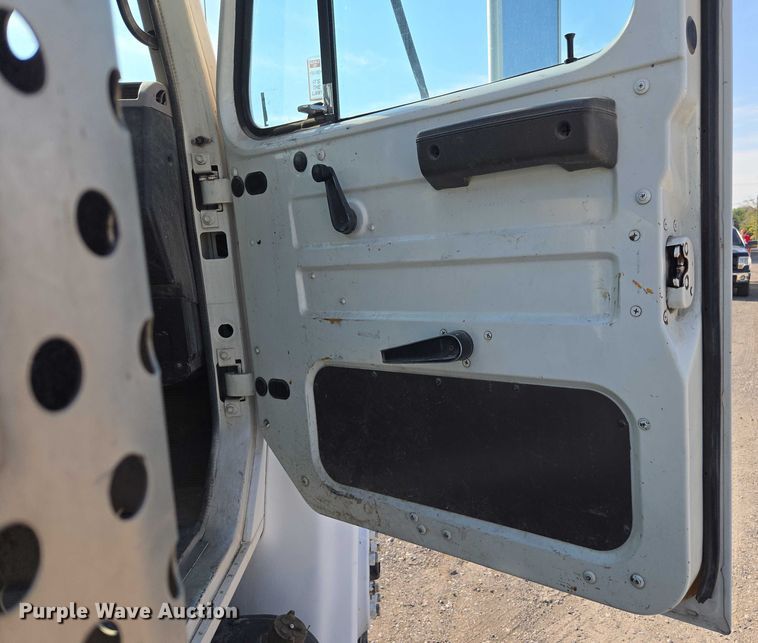 image for item EC1116 1995 International 4900 rollback truck