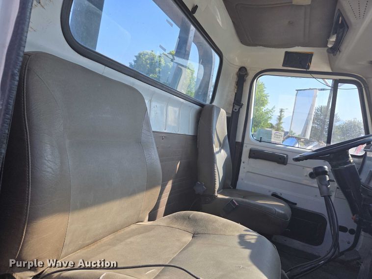 image for item EC1116 1995 International 4900 rollback truck