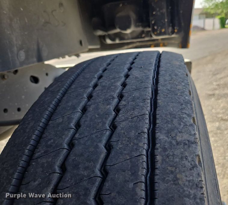 image for item EC1116 1995 International 4900 rollback truck