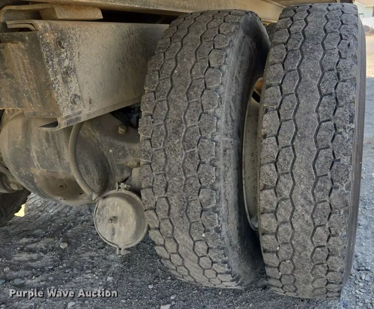 image for item EC1116 1995 International 4900 rollback truck